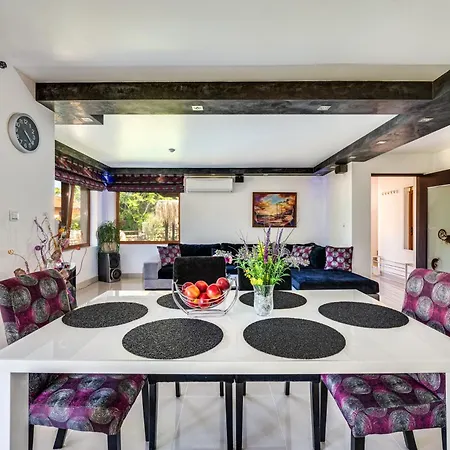 Komitata-pool And Jacuzzi