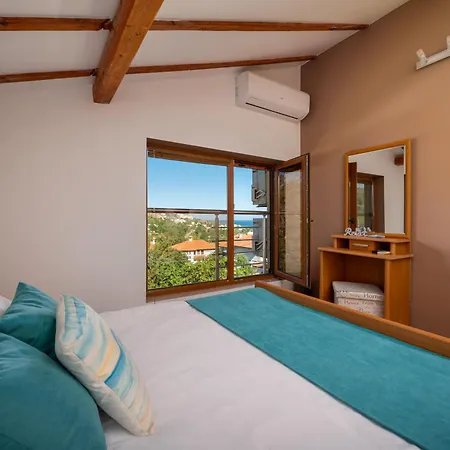 Komitata-pool&jacuzzi Villa