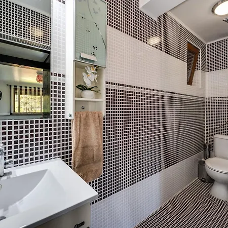 Komitata-pool And Jacuzzi *