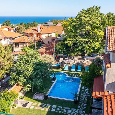 Komitata-pool&jacuzzi Villa Balchik