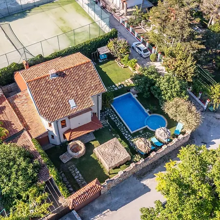 Komitata-pool And Jacuzzi * Baltsjik