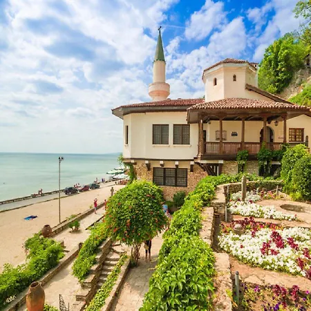 Komitata-pool And Jacuzzi Balchik