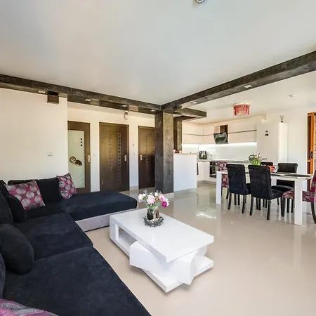 Komitata-pool&jacuzzi Villa *