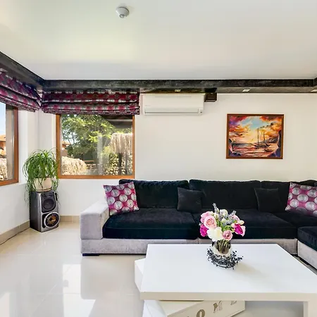 Komitata-pool&jacuzzi Balchik