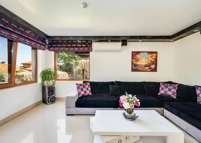 Komitata-pool And Jacuzzi Balchik