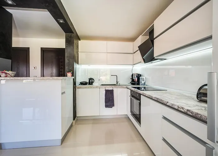 Komitata-pool And Jacuzzi *