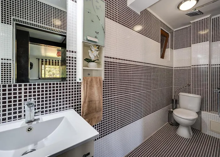 Komitata-pool And Jacuzzi *